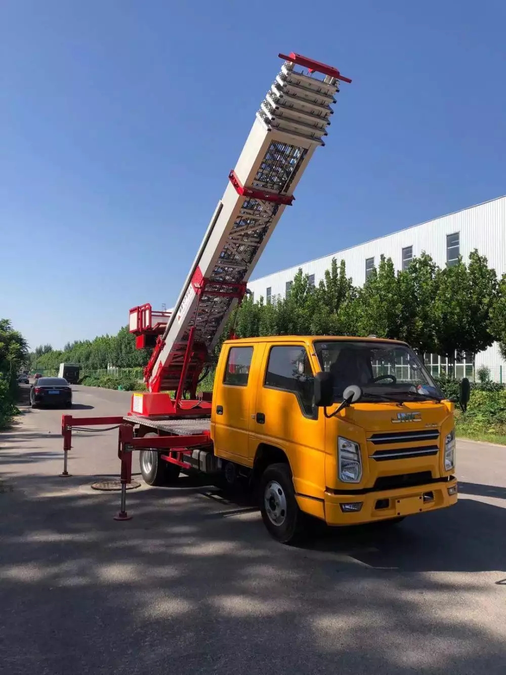 吉安青原附近的云梯车出租服务：轻松解决高空作业需求